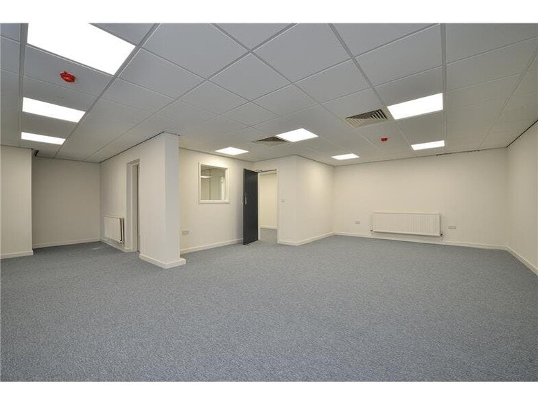 Caledonia Way, Manchester to rent - Interior Photo - Image 2 of 2