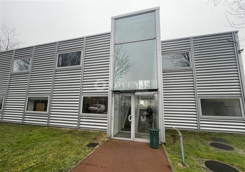 Office in Tremblay-en-France to rent - Building Photo - Image 1 of 7