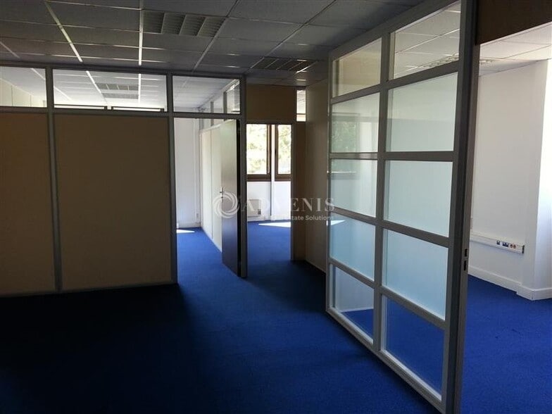 Office in Croissy-Beaubourg to rent - Interior Photo - Image 3 of 7