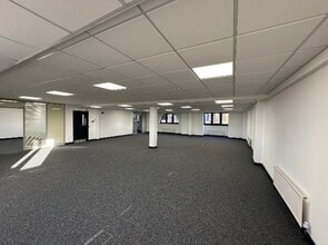 22 Station Rd, Gerrards Cross to rent Interior Photo- Image 2 of 2