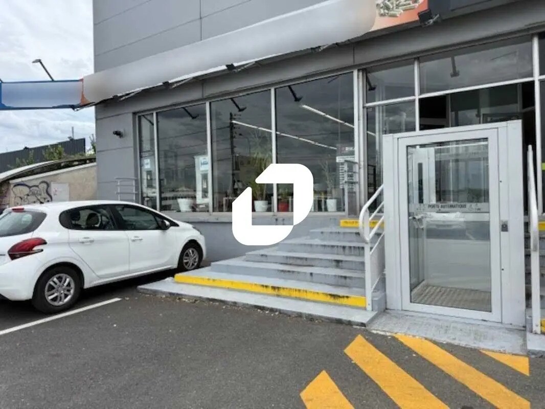 Retail in Pierrelaye to rent Building Photo- Image 1 of 10