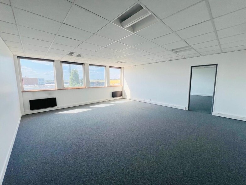 5 Rue Des Frères Lumière, Plaisir to rent - Interior Photo - Image 3 of 7