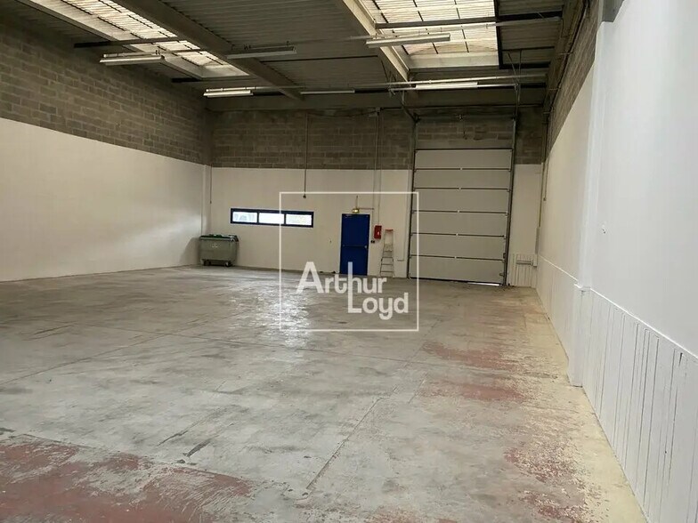 Light Industrial in Lieusaint to rent - Interior Photo - Image 2 of 3