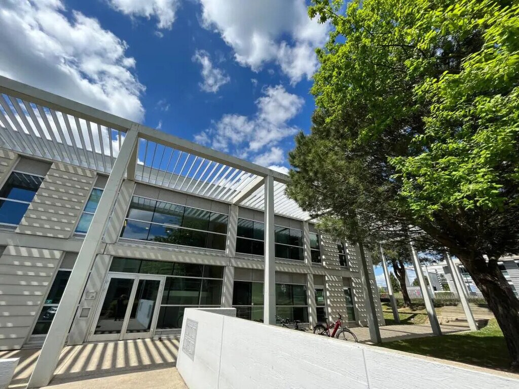 Location Bureaux 600 m² - Photo 1