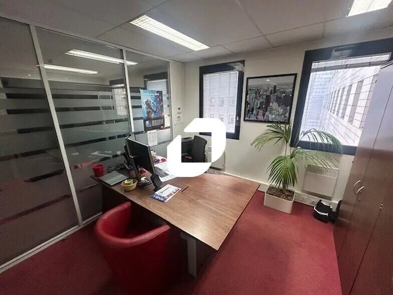 Office in Nanterre to rent - Interior Photo - Image 2 of 4