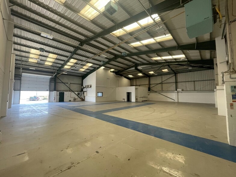 Quinn Close, Coventry to rent - Building Photo - Image 3 of 5