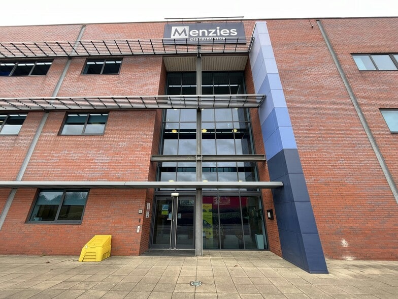 Tuscany Way, Normanton to rent - Building Photo - Image 3 of 3