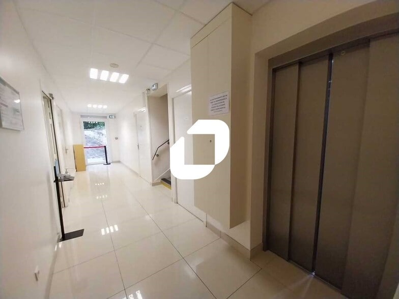 Office in Les Clayes-sous-Bois for sale - Interior Photo - Image 1 of 8