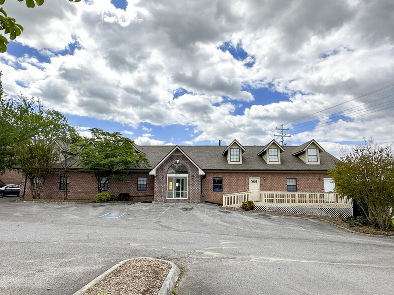 1102 Foxwood Dr, Sevierville, TN for sale - Building Photo - Image 1 of 27