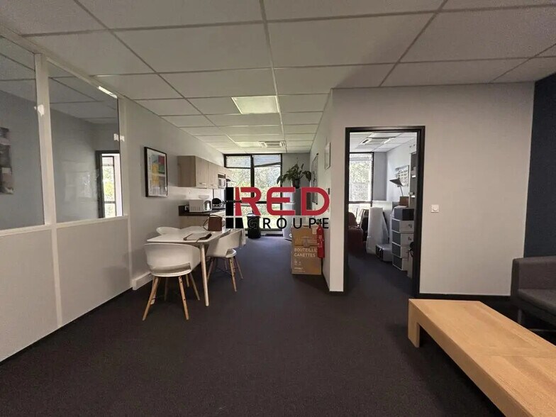 Office in Aix-en-Provence to rent - Building Photo - Image 3 of 5