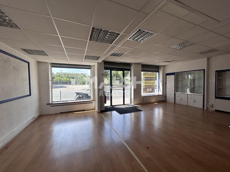 Retail in Lyon to rent - Building Photo - Image 3 of 5