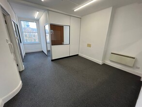 128 Whitechapel Rd, London to rent Interior Photo- Image 2 of 4