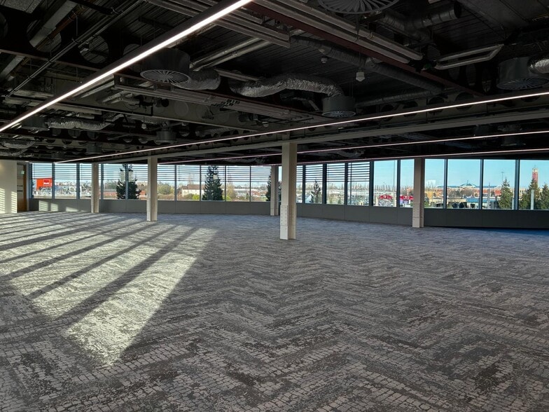 Trafford Way, Manchester to rent - Building Photo - Image 3 of 6