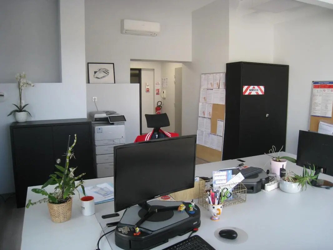 Office in Aubagne to rent Building Photo- Image 1 of 6