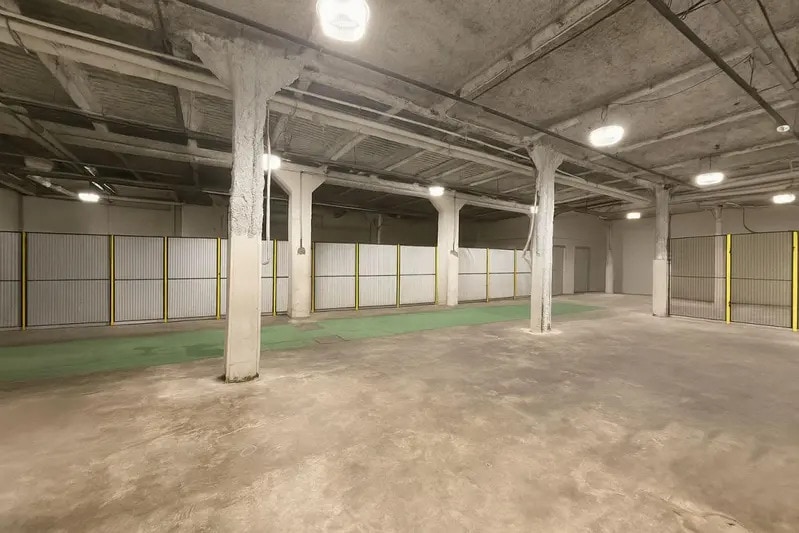 Industrial in Paris to rent - Interior Photo - Image 2 of 6