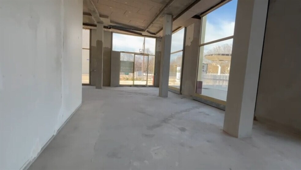Retail in Saint-Denis to rent - Interior Photo - Image 3 of 9