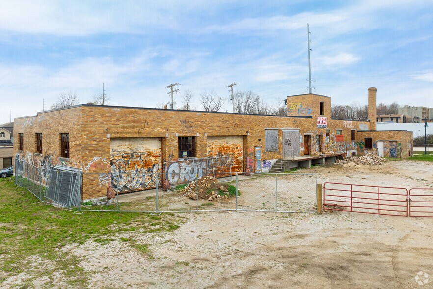 229 W 1st St, Bloomington, IN for rent - Building Photo - Image 3 of 26