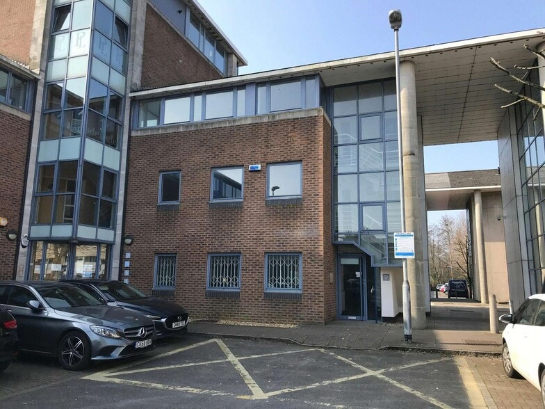 9 Raleigh Walk, Cardiff to rent - Primary Photo - Image 1 of 1