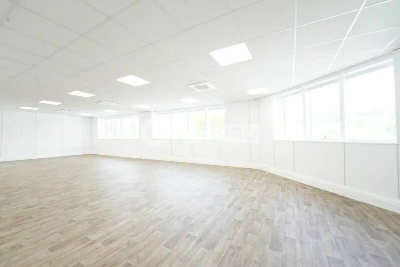 Office in Saint-Genis-Laval to rent - Building Photo - Image 3 of 6