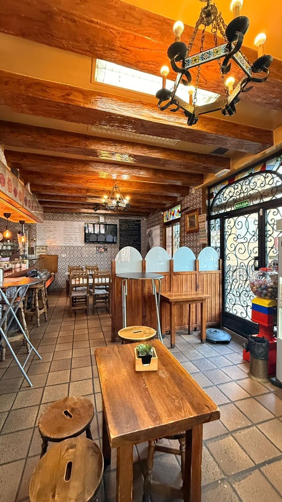 Retail in Alcobendas, Madrid to rent Interior Photo- Image 1 of 12