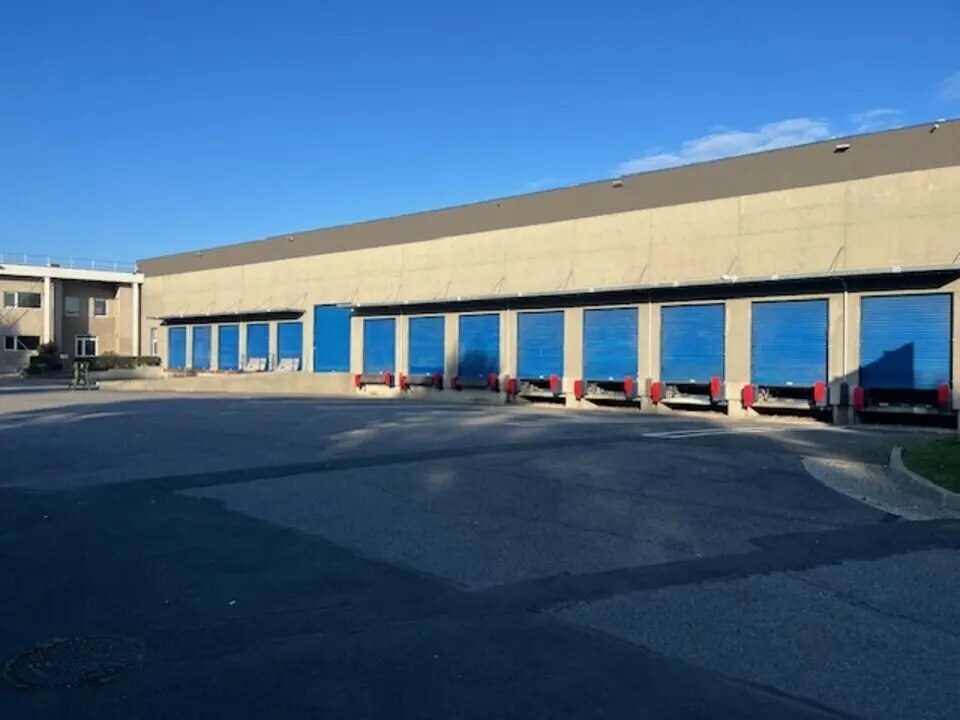 Industrial in Saint-Thibault-des-Vignes to rent Building Photo- Image 1 of 16