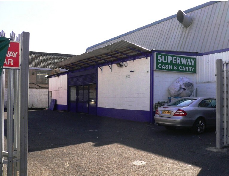 22 Bull Ln, London to rent - Building Photo - Image 3 of 4