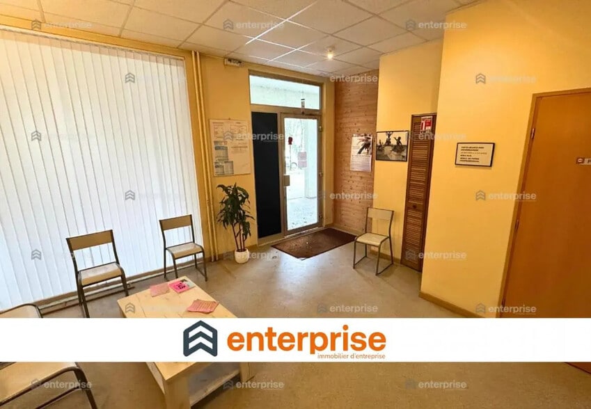 Retail in Gouvieux to rent - Lobby - Image 1 of 10