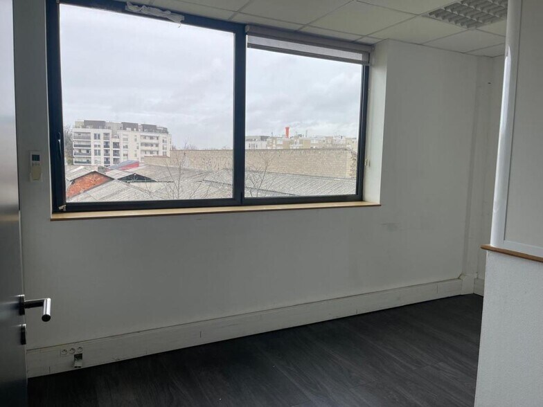 Industrial in Saint-Denis to rent - Interior Photo - Image 3 of 19