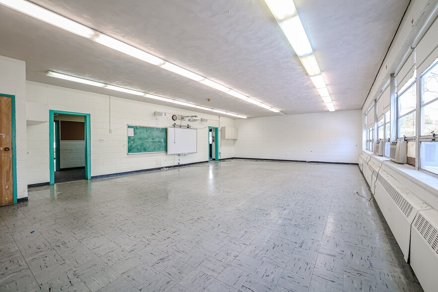 331 George St, West Chicago, IL to rent - Interior Photo - Image 2 of 12