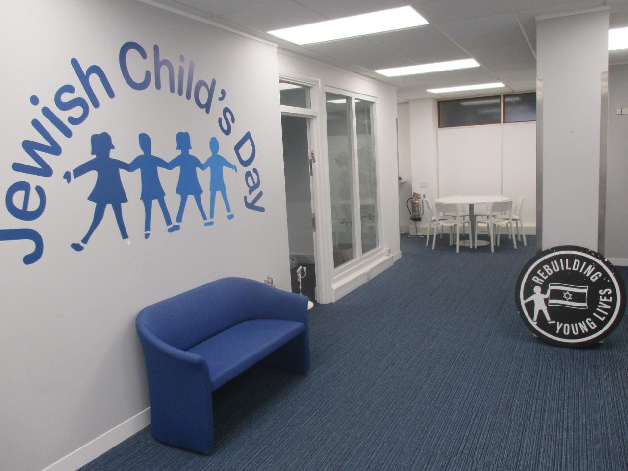 Arcadia Ave, London to rent Interior Photo- Image 1 of 2