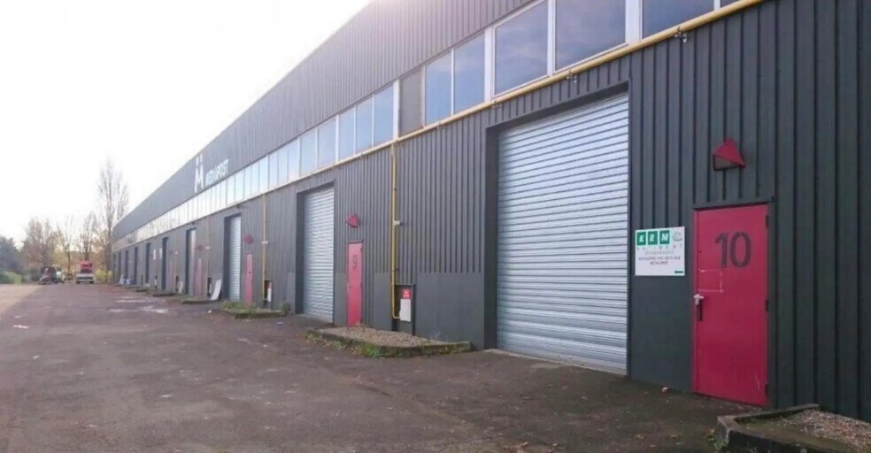 Office in Coignières to rent - Building Photo - Image 2 of 6