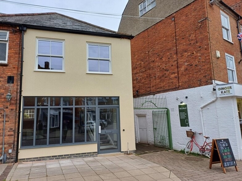 2 Roman Way, Market Harborough to rent - Building Photo - Image 1 of 1