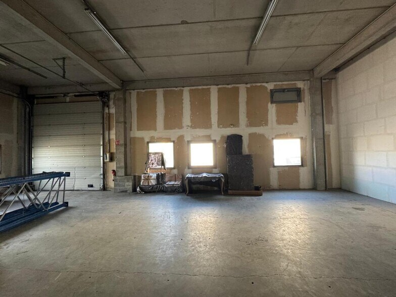 Light Industrial in Villeneuve-la-Garenne to rent - Interior Photo - Image 2 of 15