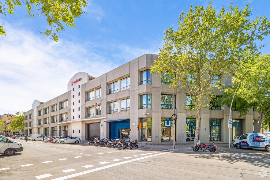 Office in Barcelona, Barcelona to rent - Building Photo - Image 2 of 6