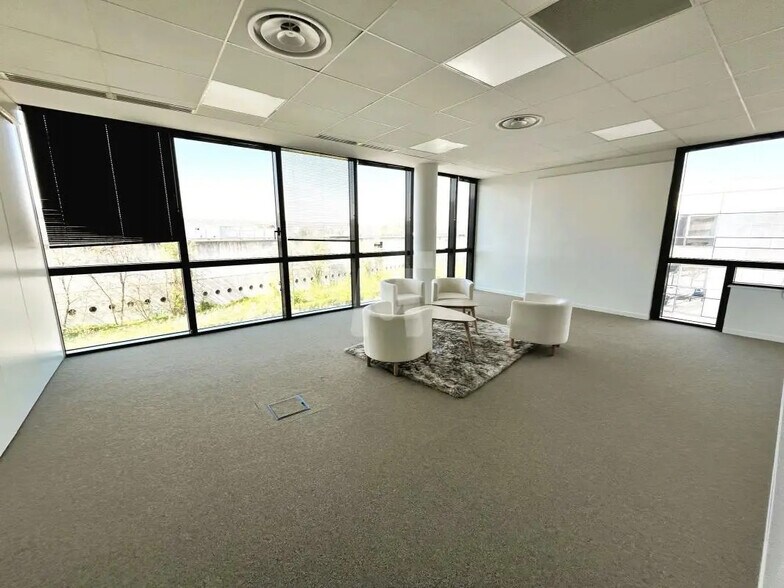 Office in Massy to rent - Interior Photo - Image 3 of 14