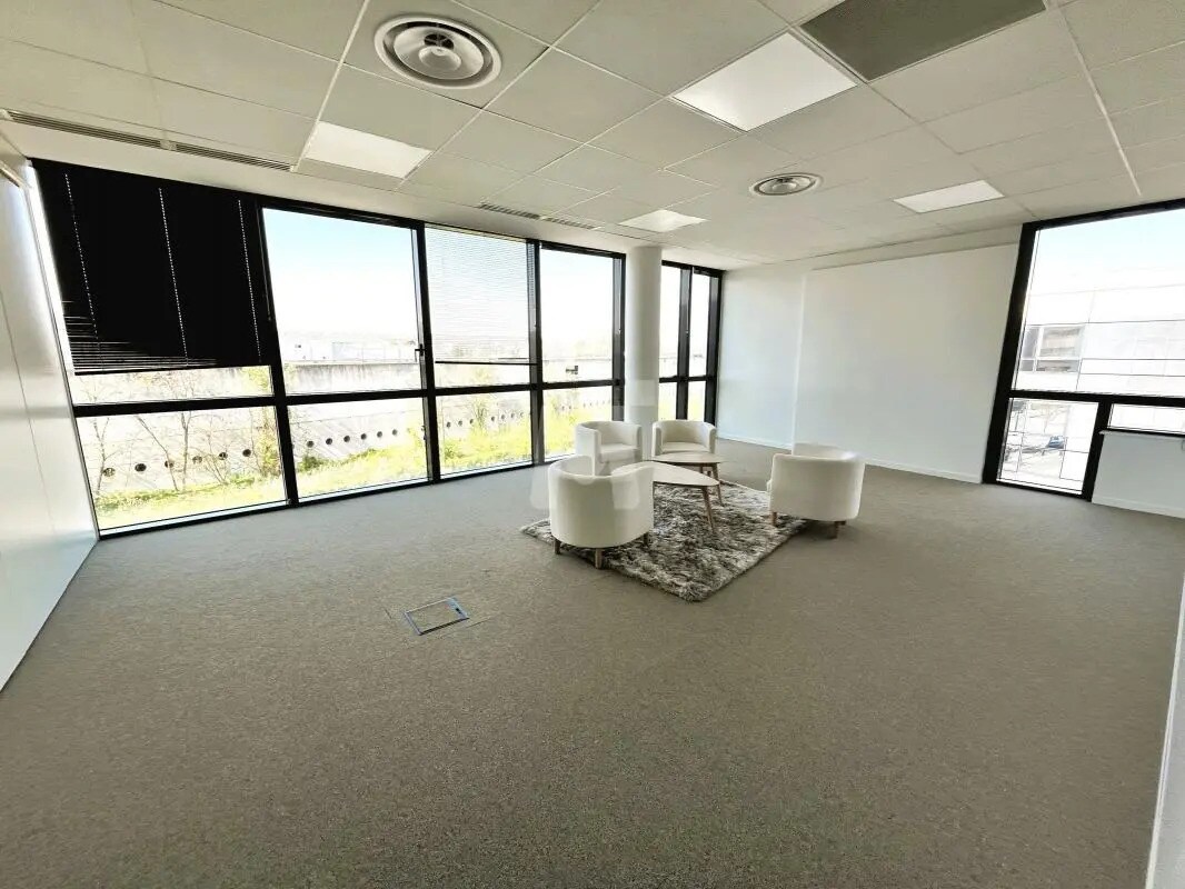 Office in Massy to rent Interior Photo- Image 1 of 7