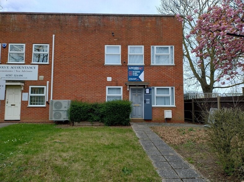 Tewin Rd, Welwyn Garden City to rent - Building Photo - Image 2 of 7