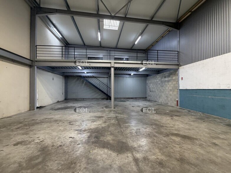 Light Industrial in Sainte-Geneviève-des-Bois to rent - Interior Photo - Image 1 of 4