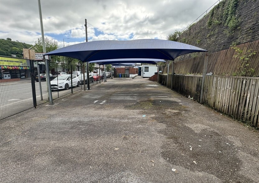 182 Broadway, Pontypridd to rent - Primary Photo - Image 1 of 5