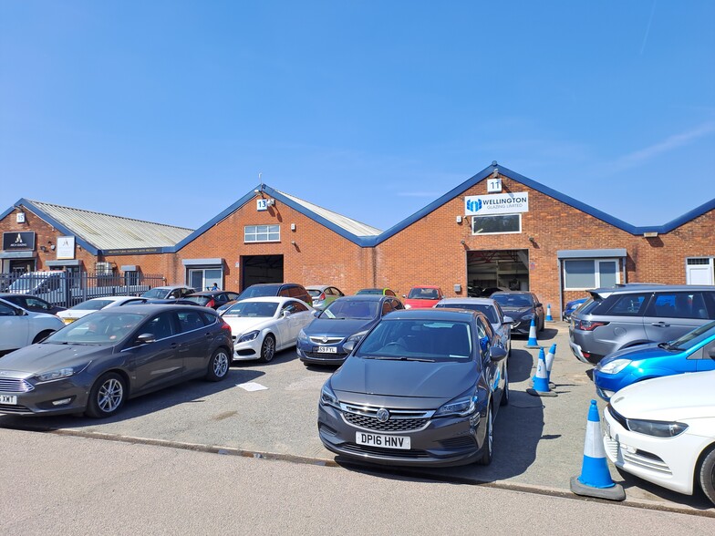 9-25 South Mundells, Welwyn Garden City to rent - Building Photo - Image 2 of 2