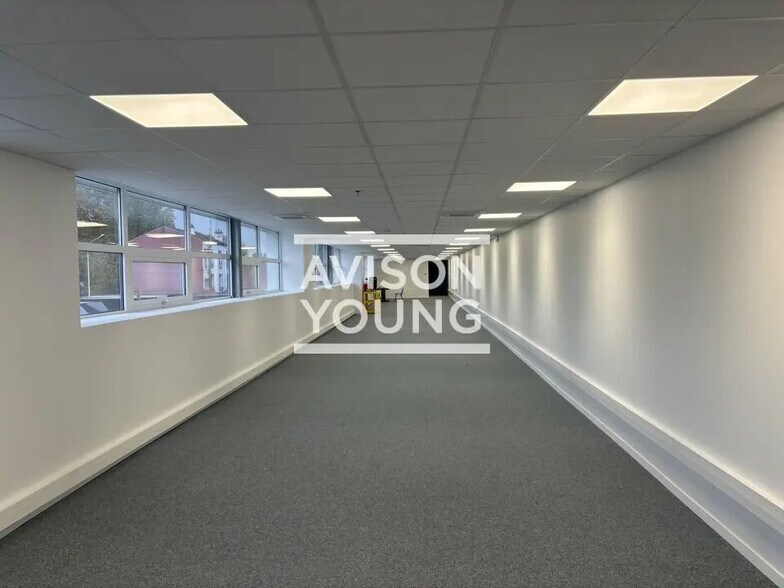 Light Industrial in Gennevilliers to rent - Interior Photo - Image 2 of 12