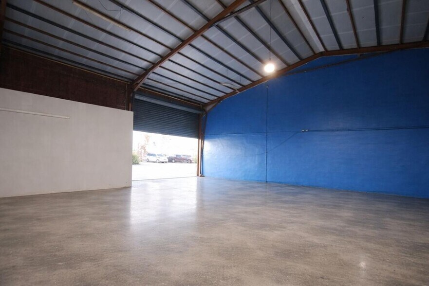 Light Industrial in Toulouse for sale - Interior Photo - Image 2 of 5
