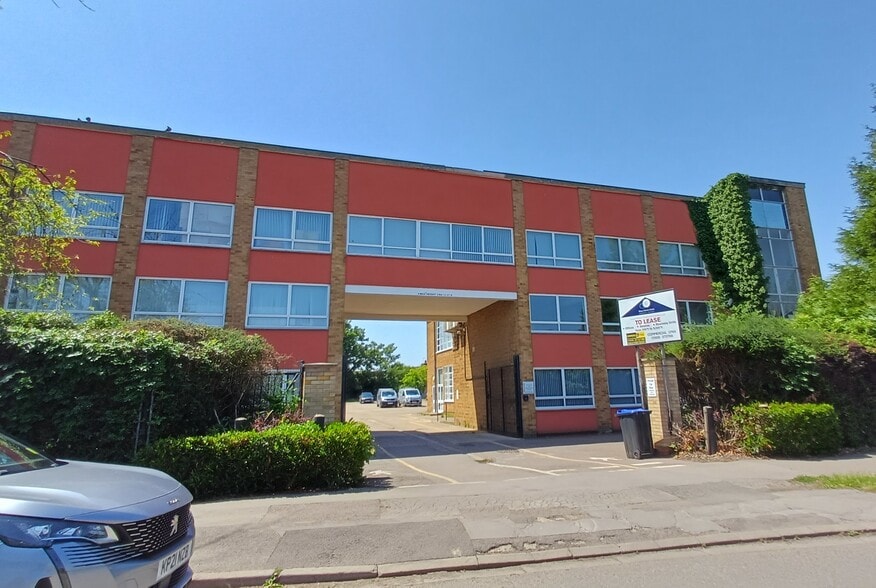 35-37 Bury Mead Rd, Hitchin to rent - Building Photo - Image 1 of 1