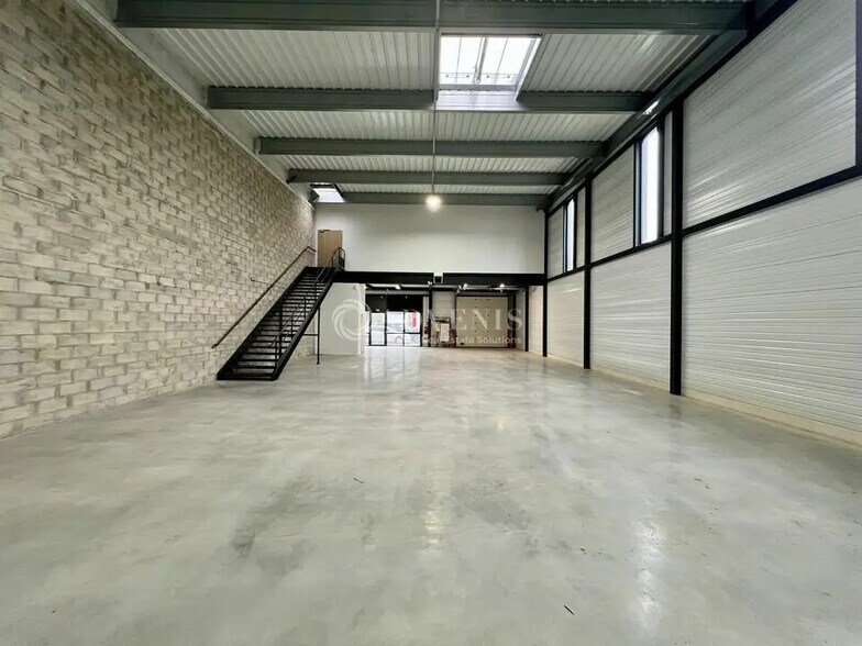 Light Industrial in Éragny to rent - Interior Photo - Image 2 of 10
