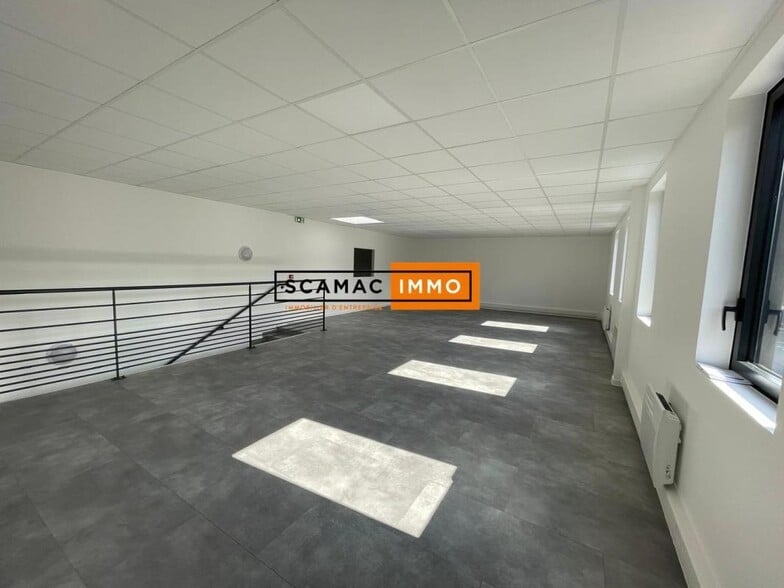 Light Industrial in Aubergenville for sale - Interior Photo - Image 2 of 4
