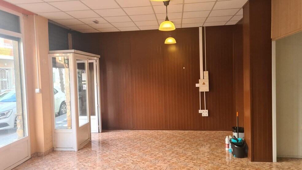 Retail in Maracena to rent - Interior Photo - Image 2 of 11