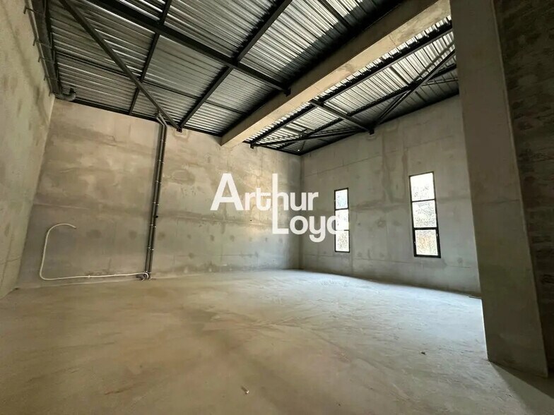 Light Industrial in Nice for sale - Interior Photo - Image 2 of 3