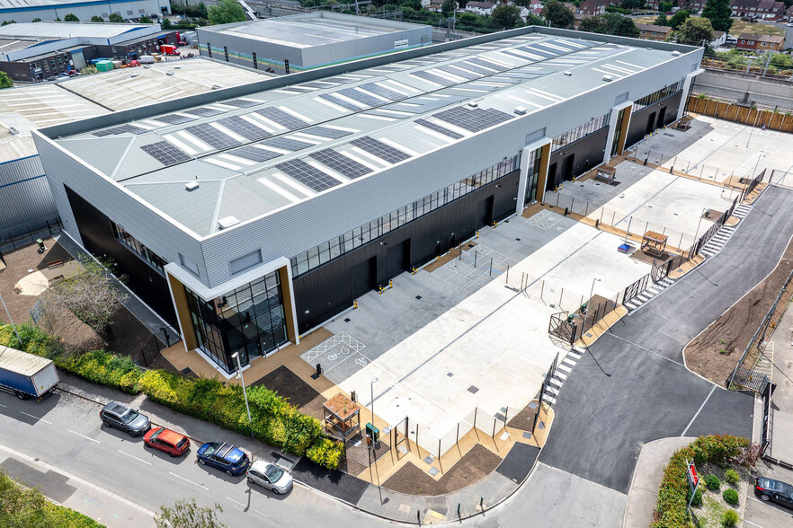 Swallowfield Way, Hayes to rent - Building Photo - Image 2 of 14