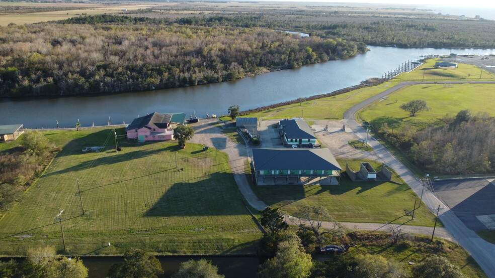 220 W Bayshore Rd, Anahuac, TX for sale - Aerial - Image 2 of 14