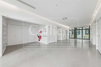 Retail in Lyon to rent Building Photo- Image 1 of 1